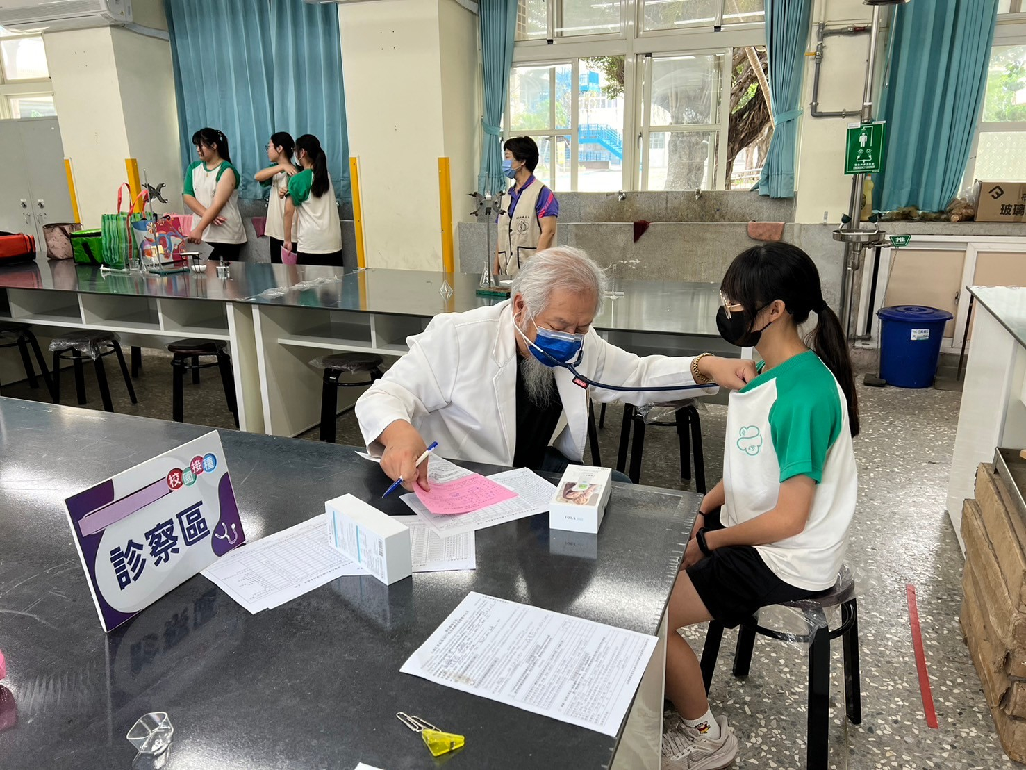 113年4月16日線西鄉衛生所子宮頸疫苗施打活動-線西國中照片2