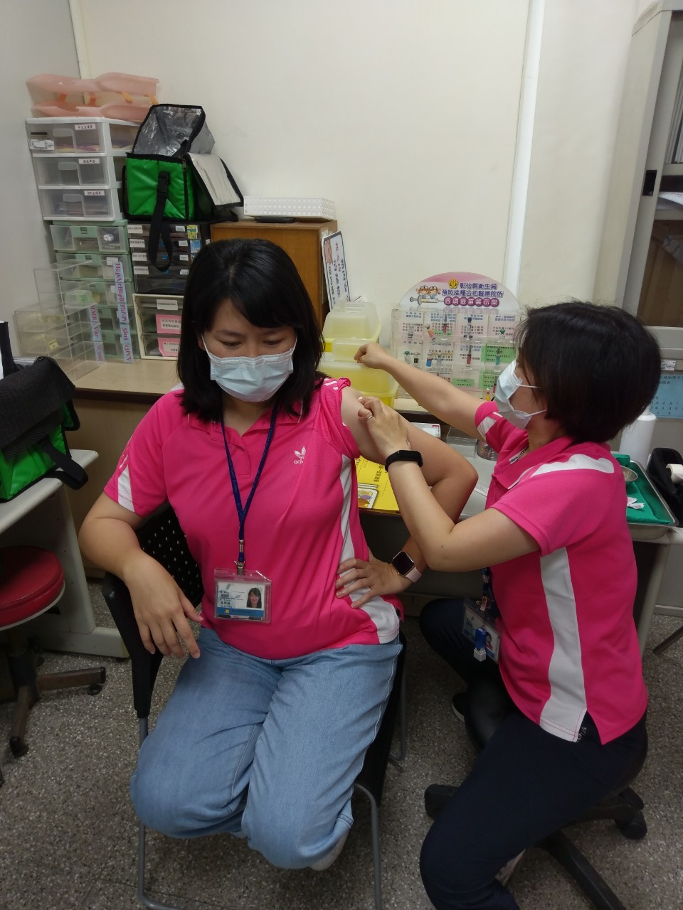 110年5月17日線西鄉衛生所同仁-COVID-19疫苗接種，保護自己保護他人照片3